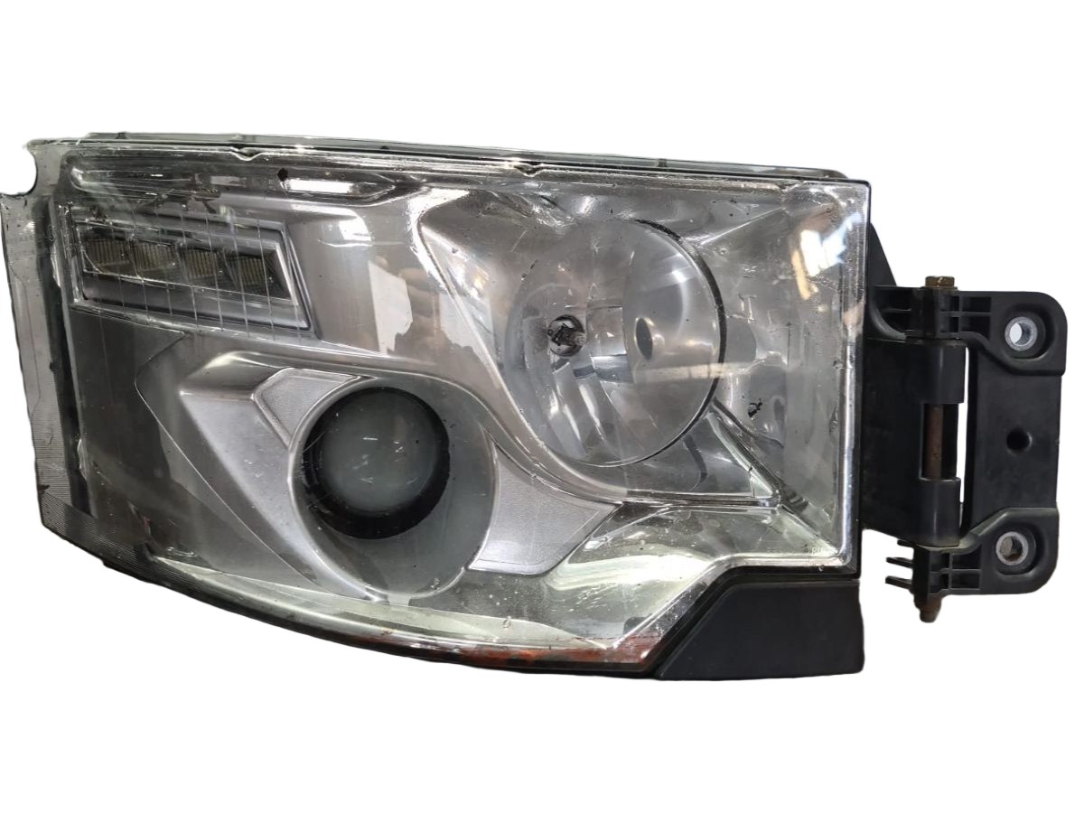 LAMPA PRAWY PRZÓD Z USZKODZONYM  JEDNYM MOCOWANIEM KIERUNKOWSKAZU   RENAULT GAMA T 